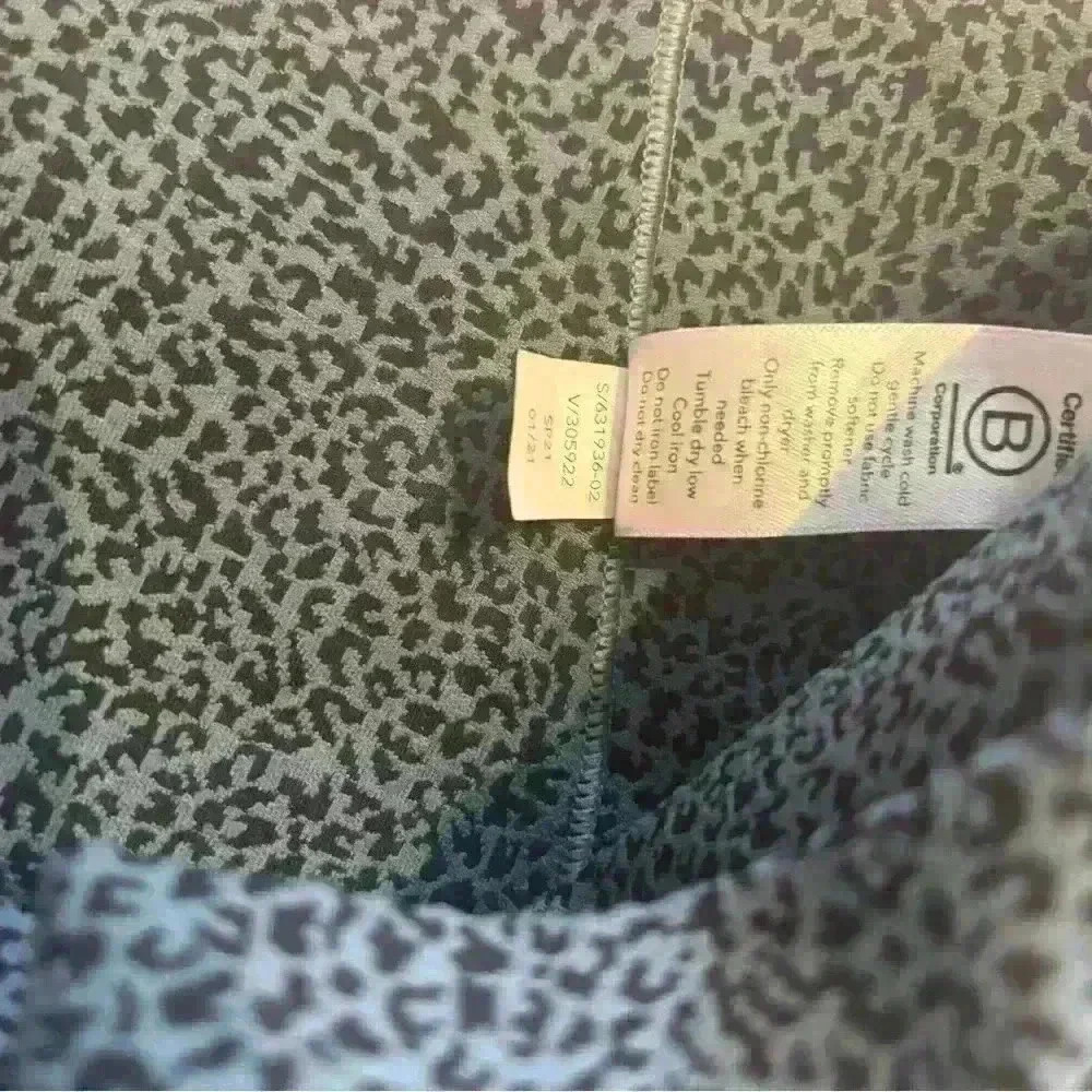 Athleta Salutation Stash Pocket II Textured Tights. Blue cheetah print. XS - Picture 10 of 10